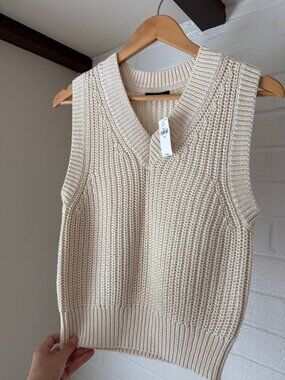 GAP women’s Cream V-Neck Sweater Vest